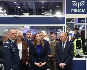 Zdjęcie przedstawia Sekretarza Stanu MSWiA oraz Komendanta Głównego Policji na Targach POLSECURE w Kielcach