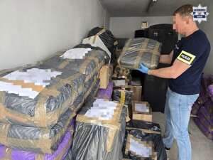 Na zdjęciu policjant z przestępczości gospodarczej podczas oględzin.