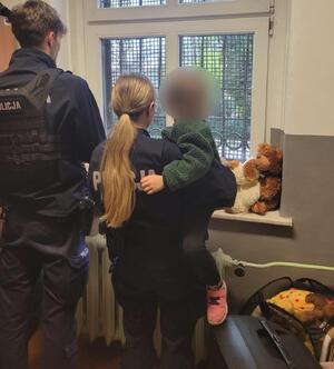 Dziecko na rękach policjantki.