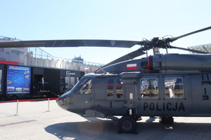 Zdjęcie przedstawia policyjny śmigłowiec Black Hawk S-70i