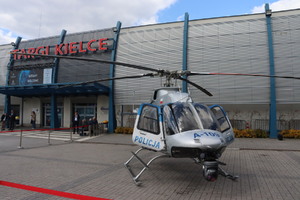 Zdjęcie przedstawia policyjny śmigłowiec Bell-407 GXi