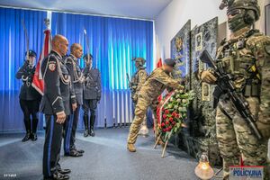 Złożenie wieńcy pod tablicą.