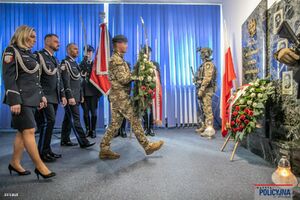 Złożenie wieńcy pod tablicą.