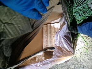 papierosy w kartonach, opakowania, folie.