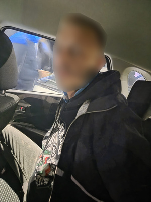 Pieniądze porozkładane na stole. Widać złote sztabki, łańcuszki, pierścionki i pieniądze w tym dolary, euro.