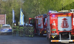 Samochód na drodze, mężczyzna wyciąga kobietę.