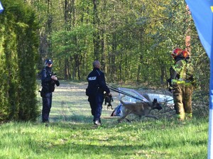 Samochód na drodze, mężczyzna wyciąga kobietę.