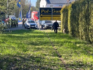 Samochód na drodze, mężczyzna wyciąga kobietę.