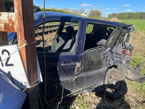 Samochód na drodze, mężczyzna wyciąga kobietę.