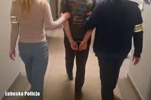 Policjanci prowadzą zatrzymanego.