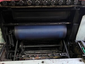 Zabezpieczona maszyna do produkcji nielegalnych papierosów.