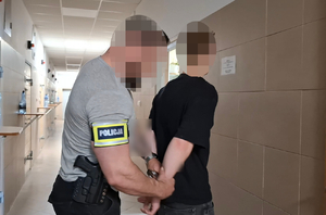 Policjant z zatrzymanym.