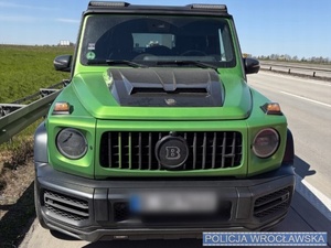 na pasie awaryjnym autostrady stoi odzyskany zielony mercedes G63 brabus.