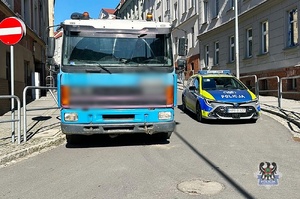 Radiowóz i ciężarówka na ulicy.