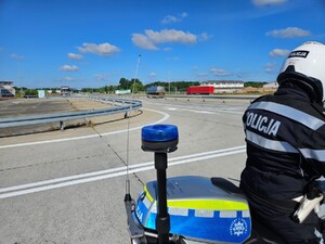 Policjant ruchu drogowego podczas kontroli drogowej.