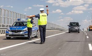 Policjant ruchu drogowego podczas kontroli drogowej.
