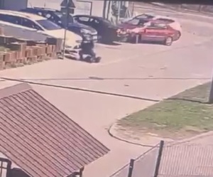 policjant zatrzymuje mężczyznę.