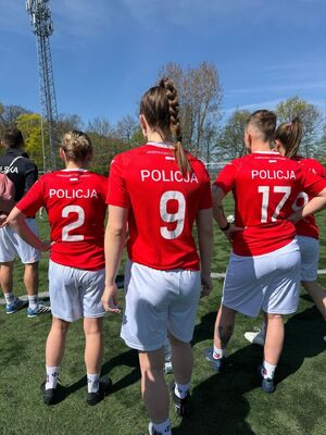 Piłkarki na boisku podczas gry w piłkę nożną.