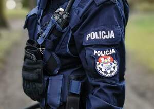 Policjant widziany z boku.