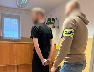policjant z zatrzymanym.
