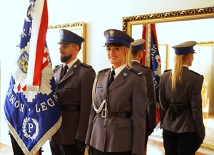 policjantka stoi obok innego policjanta w poczcie sztandarowym Komendy Miejskiej Policji w Legnicy.