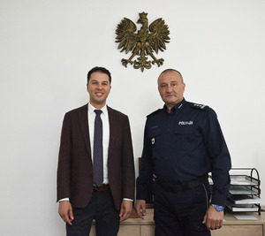 Komendant Centrum Szkolenia Policji w Legionowie insp. dr Rober Żółkiewski i Dyrektor Zarządzający Polską Platformą Bezpieczeństwa Wewnętrznego Rashel Talukder pozują do zdjęcia.