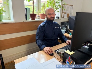 Policjant przy biurku.