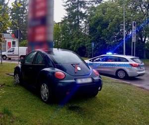 Pojazd, który uderzył w pylon na stacji paliw.