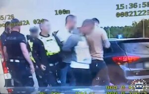 Stop klatka z nagrania z monitoringu, na którym widać kilu policjantów i kilku mężczyzn z ubraniach cywilnych.