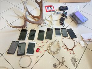 Zabezpiecvzone przrz policjantów przedmioty.