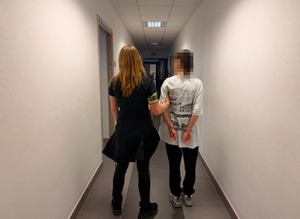 policjantka stoi z zatrzymaną.