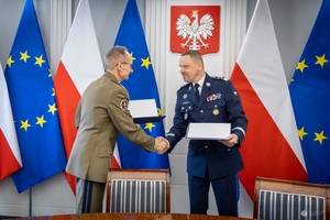 Uczestnicy uroczystego podpisania porozumienia.