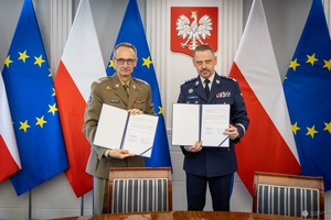 Uczestnicy uroczystego podpisania porozumienia.