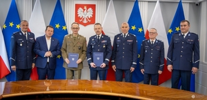 Uczestnicy uroczystego podpisania porozumienia.