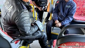 Dwaj policjanci i mężczyzna w autobusie.