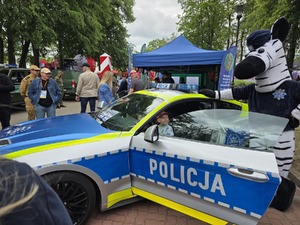 Kraina Wyobraźni - piknik z okazji Dnia Dziecka w ogrodach KPRM stoisko Komendy Głównej Policji, Komendy Stołecznej Policji i CPKP BOA