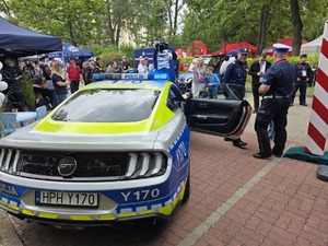 Kraina Wyobraźni - piknik z okazji Dnia Dziecka w ogrodach KPRM stoisko Komendy Głównej Policji, Komendy Stołecznej Policji i CPKP BOA