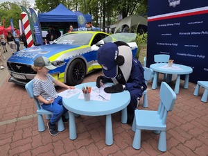 Kraina Wyobraźni - piknik z okazji Dnia Dziecka w ogrodach KPRM stoisko Komendy Głównej Policji, Komendy Stołecznej Policji i CPKP BOA