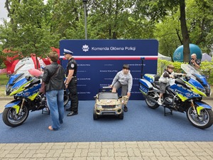 Kraina Wyobraźni - piknik z okazji Dnia Dziecka w ogrodach KPRM stoisko Komendy Głównej Policji, Komendy Stołecznej Policji i CPKP BOA
