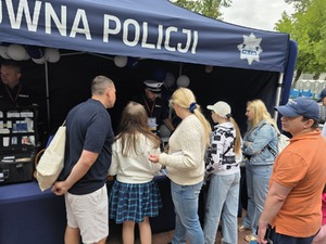 Kraina Wyobraźni - piknik z okazji Dnia Dziecka w ogrodach KPRM stoisko Komendy Głównej Policji, Komendy Stołecznej Policji i CPKP BOA