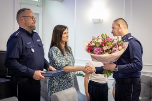 Uczestnicy spotkania w KGP. Policjant z rodziną oraz policjanci z komendantem głównym Policji na czele.