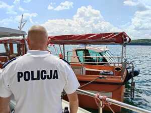 Policyjny dron i funkcjonariusz.