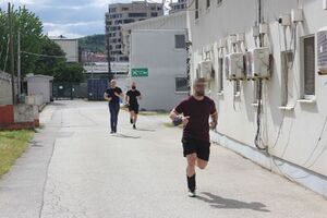 Policjanci w trakcie wykonywania sportowego wyzwania - bieg.