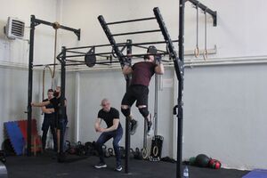 Policjanci w trakcie wykonywania sportowego wyzwania - ćwiczenia.