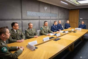 Przedstawiciele Policji i Straży Granicznej podczas uroczystego podpisania porozumienia.