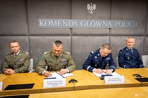 Przedstawiciele Policji i Straży Granicznej podczas uroczystego podpisania porozumienia.