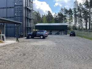 Auto przed budynkiem i chowający się kontrterroryści - ćwiczenia.