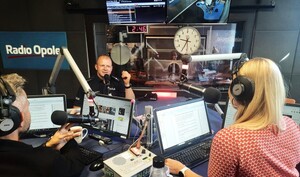 mł. asp. Krzysztof Kuczmera w studiu Radia Opole.