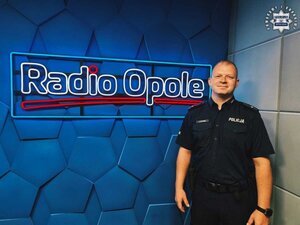 mł. asp. Krzysztof Kuczmera w studiu Radia Opole.