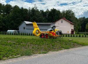 Śmigłowiec pogotowia ratunkowego stoi na polu.